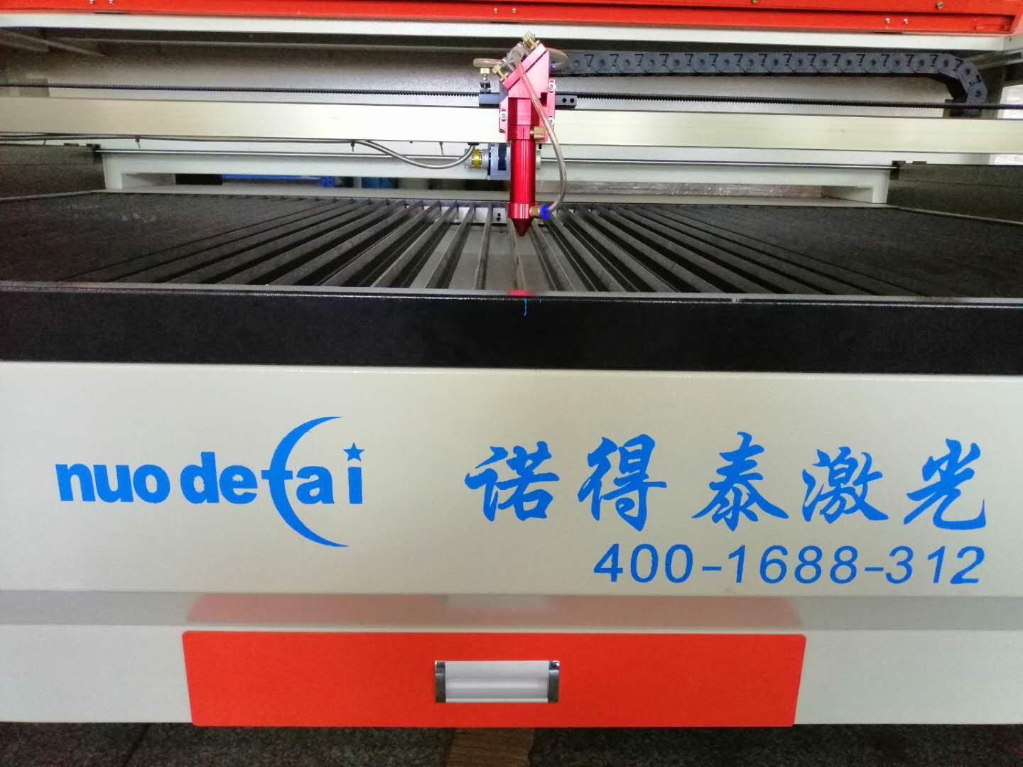 亞克力與布料兩種材料應(yīng)用于激光切割機(jī)有什么區(qū)別？