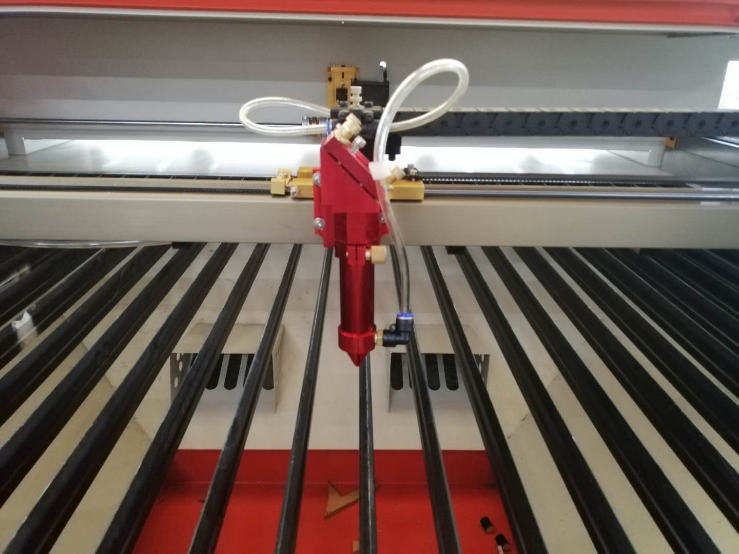 如何提高激光切割機(jī)聚焦鏡片使用壽命？