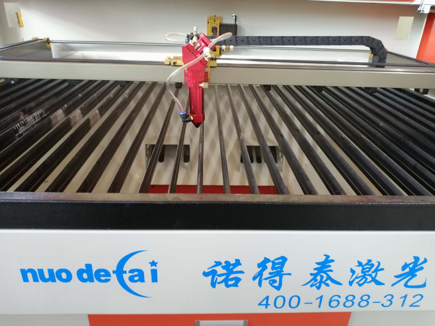厚亞克力材料用激光切割機(jī)切割效果與功率、焦距成正比例!